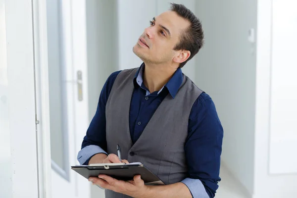 Builder förbereder uppskattning för renovering — Stockfoto