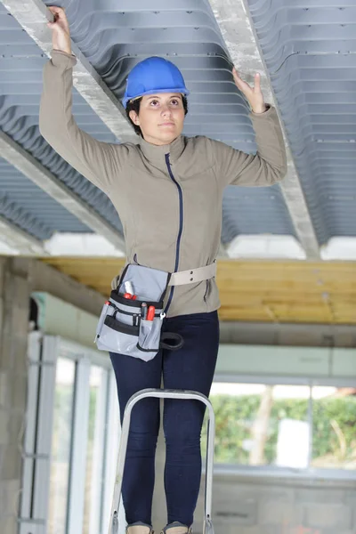 Portret van een vrouwelijke architect die de bouwplaats controleert — Stockfoto