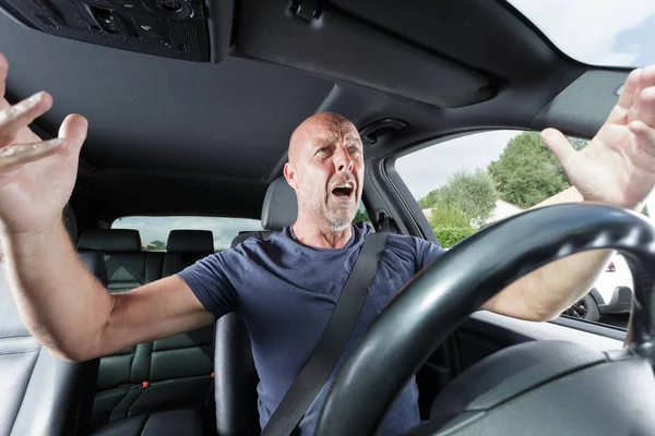 Zdenerwowany człowiek przed wypadkiem — Zdjęcie stockowe