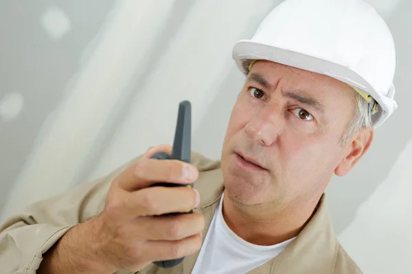 Männer mit Walkie-Talkie und Helm — Stockfoto