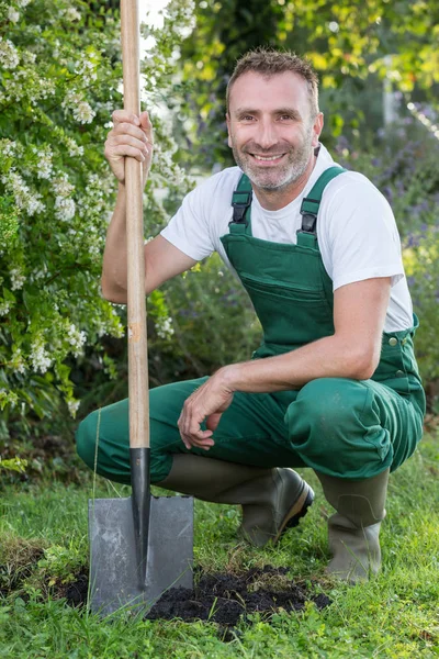 Man poserar med skyffeln — Stockfoto