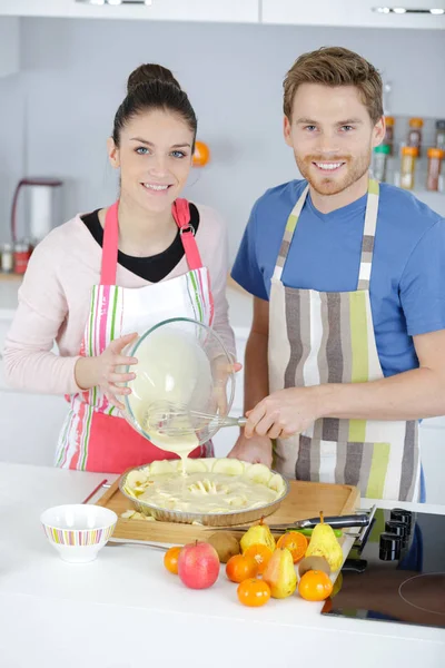 Pareja cocinando y pareja —  Fotos de Stock