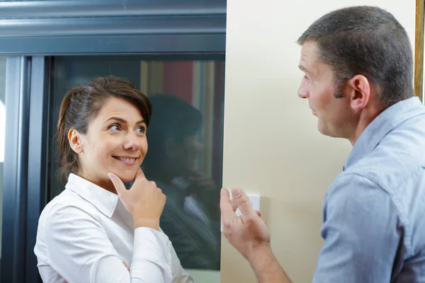 Couple discussing something at work — Stock Photo, Image