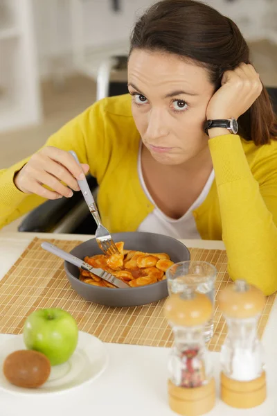Γυναίκα αναστατωμένος τρώγοντας γεύμα — Φωτογραφία Αρχείου