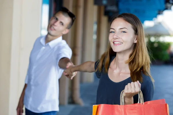 Ungt par trött på shopping — Stockfoto