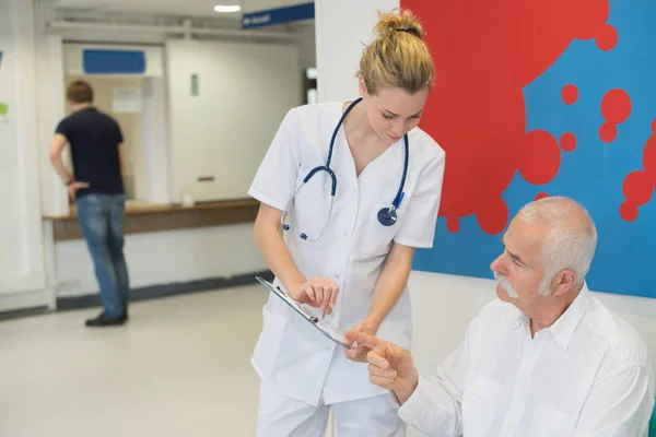 Az ápolónők ellenőrzése idős beteg — Stock Fotó
