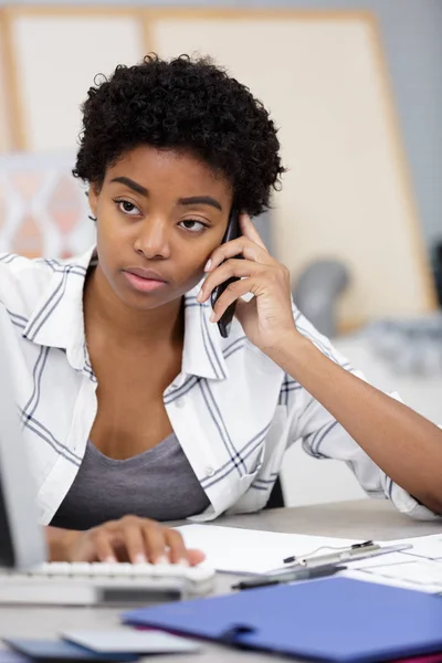 Female architect on the phone — Stock Photo, Image