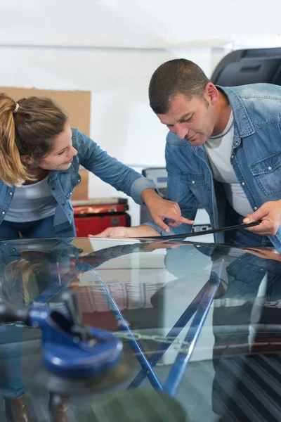 Glaser befestigt Glasrahmen in der Werkstatt — Stockfoto