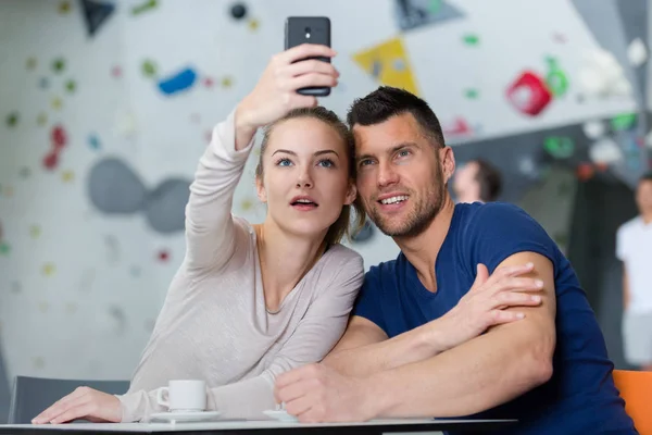 Atletisk friska glada par gör Selfie — Stockfoto