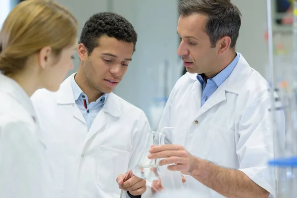 Students and professor in science lab — Stock Photo, Image