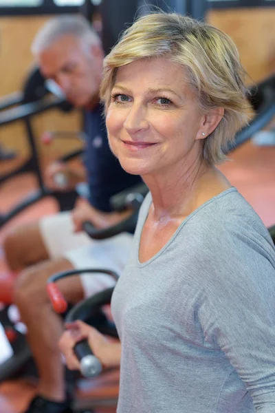 Senior vrouw in de sportschool — Stockfoto