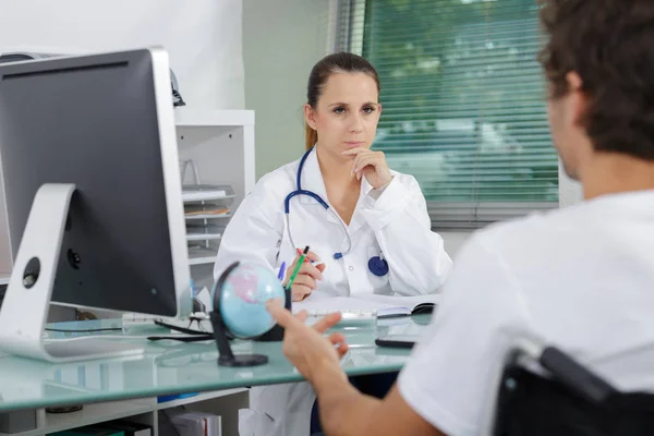 Doktor, kadın hastasına teşhisi açıklıyor. — Stok fotoğraf