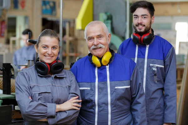 Mutlu depo yöneticileri ve işçi birlikte ayakta — Stok fotoğraf