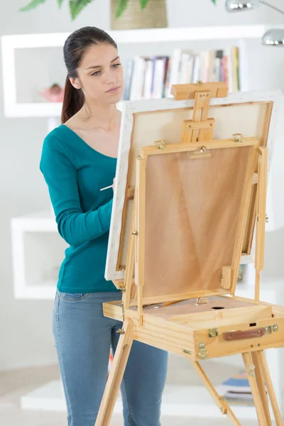 Серьезная молодая женщина рисует в художественной студии — стоковое фото