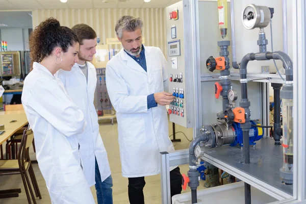 Lehrling der Fabrik beim Unterricht — Stockfoto