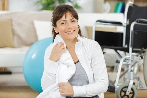 Mujer limpiando sudor con toalla — Foto de Stock