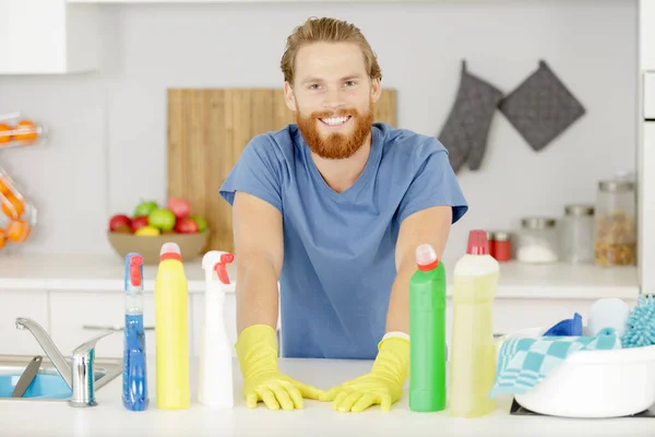 Homem limpeza cozinha bancada — Fotografia de Stock