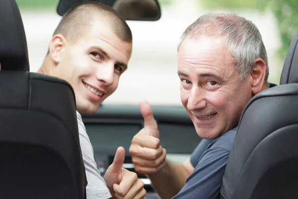 Vater bringt Sohn das Autofahren bei — Stockfoto