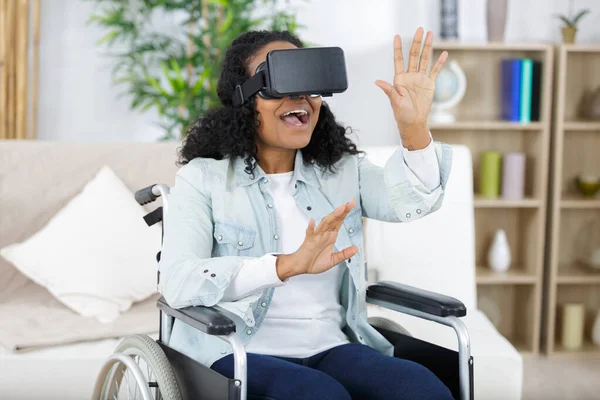 Girl in wheelchair experiencing virtual reality — Stockfoto