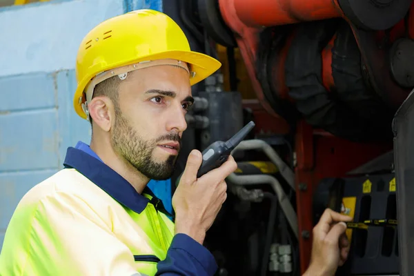 Μηχανικός οικοδόμος με γουόκι-τόκι στο χέρι — Φωτογραφία Αρχείου