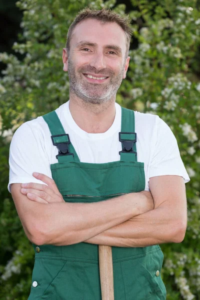 Hombre jardinería sonriendo y hombre — Foto de Stock