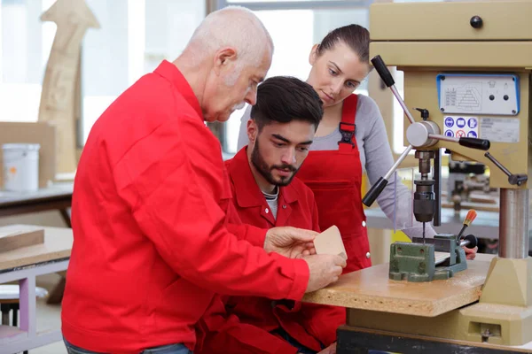 Ingenieur bildet Lehrling auf Fräsmaschine aus — Stockfoto