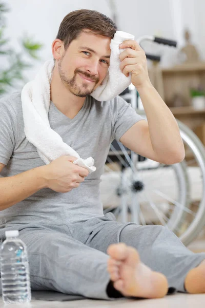 Uitschakelen man veeg met handdoek na training — Stockfoto