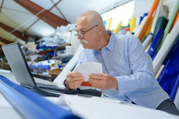 Agenzia pubblicitaria professionale controllando il colore — Foto Stock