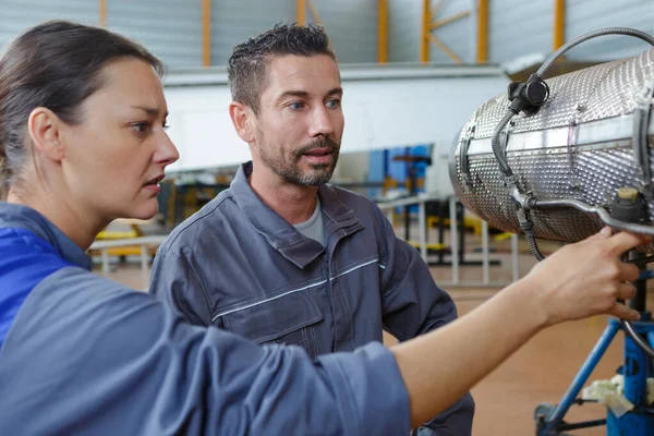 Mulher e homens engenheiros olhando para o modelo de hardware — Fotografia de Stock