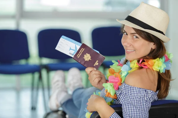 Mujer con pasaporte y billetes de avión en el aeropuerto — Foto de Stock