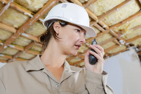 Női építész beszél walkie talkie — Stock Fotó