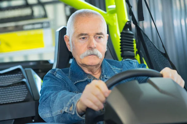 Senior muž na kole nového buggy — Stock fotografie