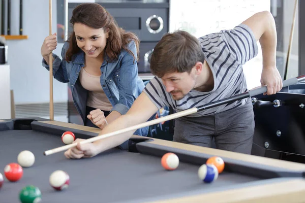 Young couple playing snooker together in bar — Stock Photo, Image