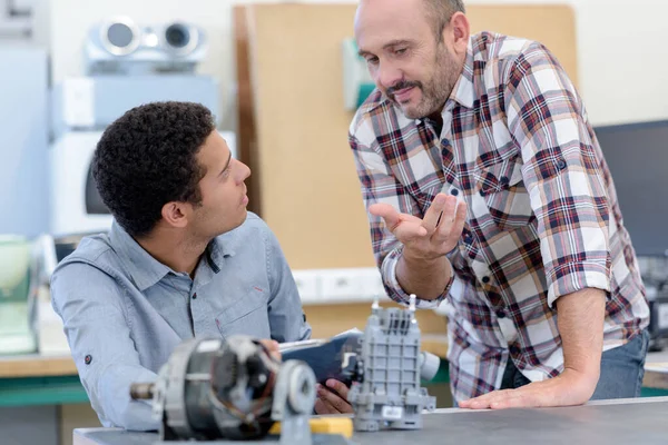 Junger zukünftiger Maschinenbauingenieur studiert ein Bauteil — Stockfoto