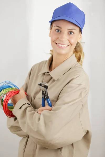 Vrouwelijke technicus die met kabels werkt — Stockfoto