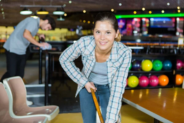 Žena úklid v bowlingové uličce — Stock fotografie