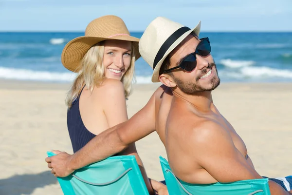 Lovely couple on the beach — Stock Photo, Image