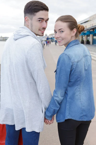 Jeune couple errant dans la ville — Photo