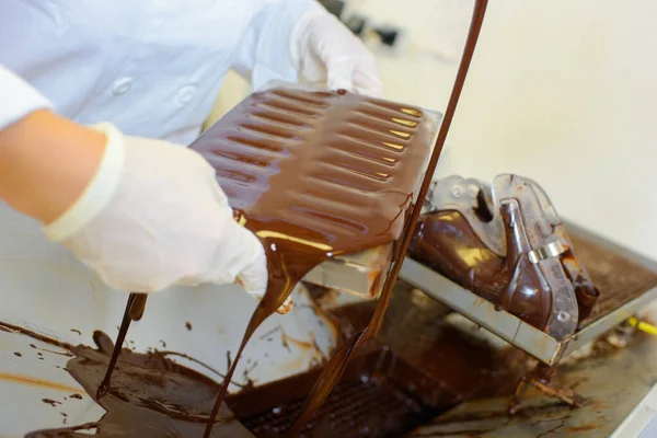 Chef haciendo objetos de chocolate —  Fotos de Stock