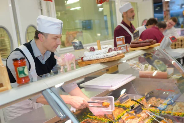 Une femme et la épicerie fine — Photo