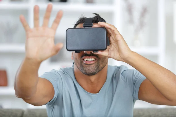 사람은 VR 마스크를 사용하고 있다 — 스톡 사진