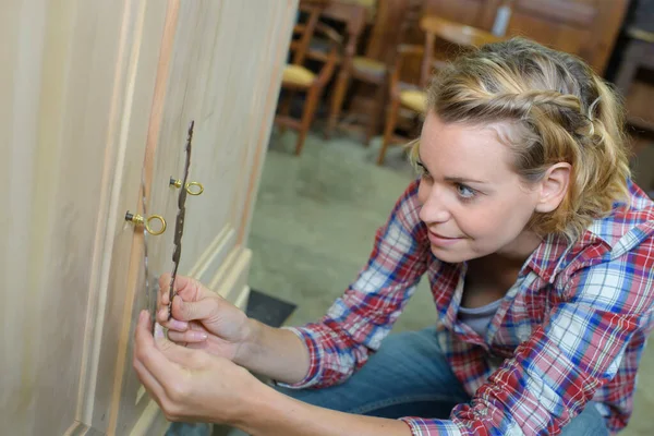 Kobieta pracująca z drewnem w warsztacie — Zdjęcie stockowe