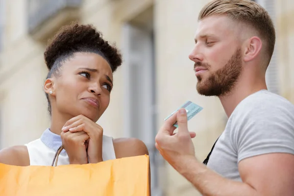 Frau bittet um Kreditkarte, um weiter einkaufen zu können — Stockfoto
