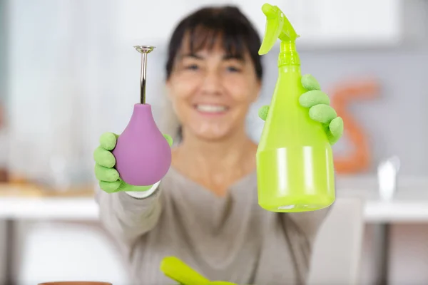 Donna sorridente che tiene uno spray — Foto Stock