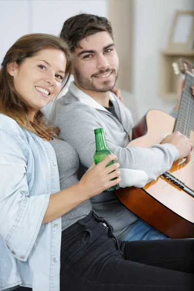 Casal romântico se divertindo em casa — Fotografia de Stock