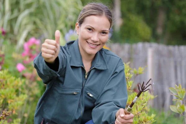 Mulher jardineiro sorrindo com o polegar para cima — Fotografia de Stock