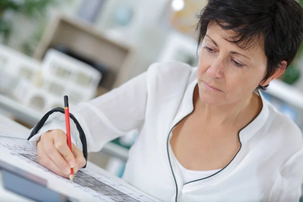 Designer mulher desenhando um esboço em seu escritório — Fotografia de Stock