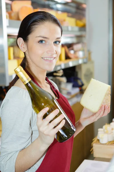 Morena feminina feliz com diferentes tipos de queijo na gastronomia — Fotografia de Stock