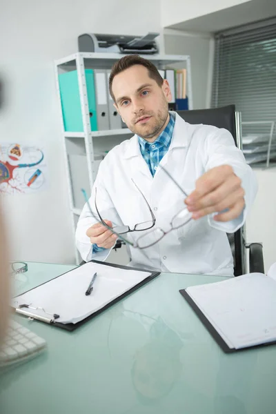 Médico dando óculos ao paciente — Fotografia de Stock