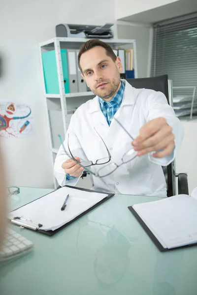 Läkare som ger glasögon till patienten — Stockfoto